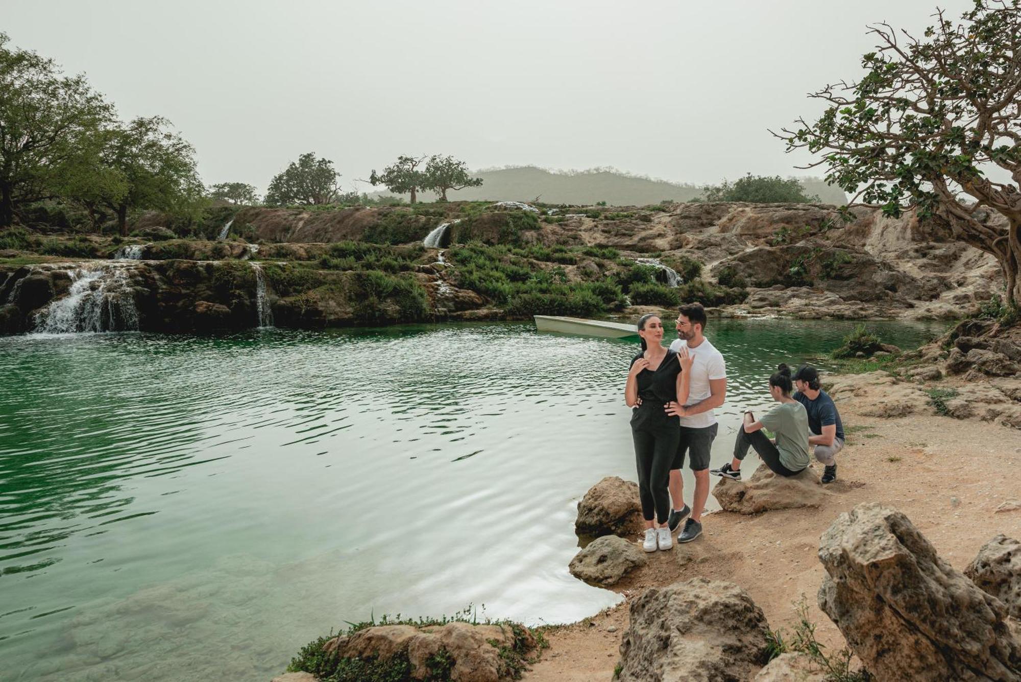 Fanar Hotel & Residences Salalah Exterior photo Tourists at the Al-Qaraa waterfall
